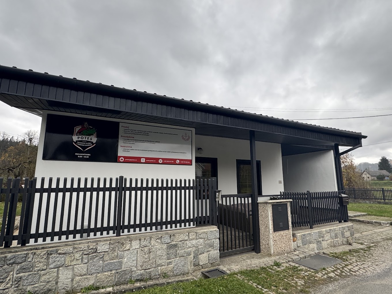 Vstup do provozovny POTES s.r.o. s informační tabulí